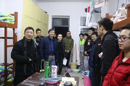 郑院长，王书记和刘老师慰问2018级色情直播
.jpg