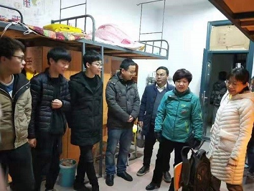 丁书记，周老师和郭老师慰问2017级色情直播
.jpg